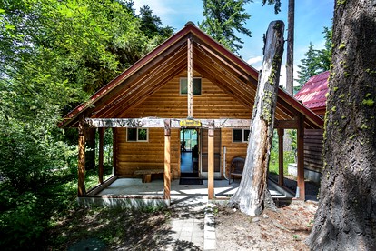 Impressive Cabin with Sauna, Fire Pit and Hot-tub in Leavenworth, Washington - glamping.directory