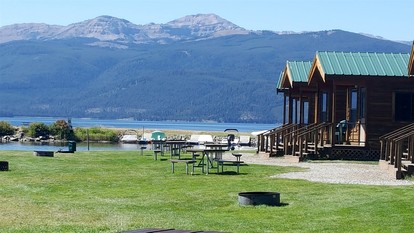 Family Cabin with Private Bathroom and Kitchenette in Montana - West Yellowstone, Montana - glamping.directory