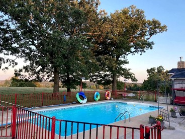 Breathtaking Cottage with Swimming Pool in Siloam Springs, Arkansas - Siloam Springs, Arkansas - glamping.directory