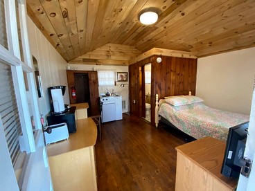 Lakefront Cottage Rental near Bear Brook State Park in Northwood, New Hampshire - Northwood, New Hampshire - glamping.directory