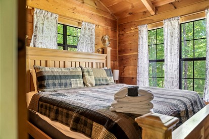 Beautiful Rustic Cabin with Jacuzzi, Covered Porch and Mountain Views in Sevierville, Tennessee - Sevierville, Tennessee - glamping.directory