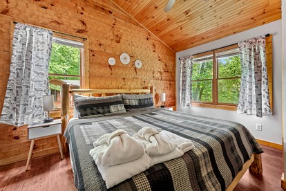 Beautiful Rustic Cabin with Jacuzzi, Covered Porch and Mountain Views in Sevierville, Tennessee - Sevierville, Tennessee - glamping.directory