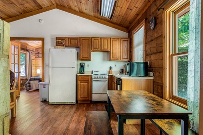 Beautiful Rustic Cabin with Jacuzzi, Covered Porch and Mountain Views in Sevierville, Tennessee - Sevierville, Tennessee - glamping.directory