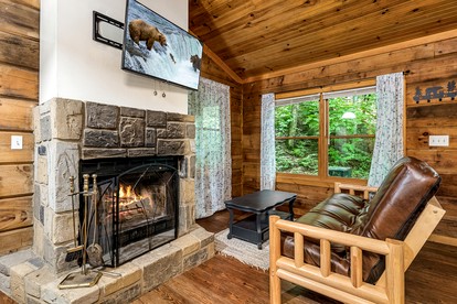 Beautiful Rustic Cabin with Jacuzzi, Covered Porch and Mountain Views in Sevierville, Tennessee - Sevierville, Tennessee - glamping.directory