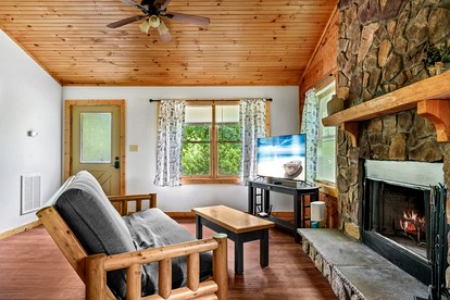 Beautiful Rustic Cabin with Jacuzzi, Covered Porch and Mountain Views in Sevierville, Tennessee - Sevierville, Tennessee - glamping.directory
