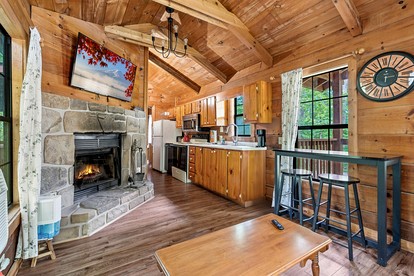 Beautiful Rustic Cabin with Jacuzzi, Covered Porch and Mountain Views in Sevierville, Tennessee - Sevierville, Tennessee - glamping.directory