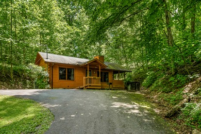 Beautiful Rustic Cabin with Jacuzzi, Covered Porch and Mountain Views in Sevierville, Tennessee - Sevierville, Tennessee - glamping.directory