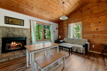 Beautiful Rustic Cabin with Jacuzzi, Covered Porch and Mountain Views in Sevierville, Tennessee - Sevierville, Tennessee - glamping.directory