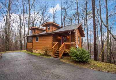 Beautiful Rustic Cabin with Jacuzzi, Covered Porch and Mountain Views in Sevierville, Tennessee - Sevierville, Tennessee - glamping.directory