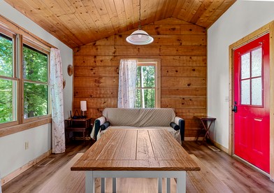 Beautiful Rustic Cabin with Jacuzzi, Covered Porch and Mountain Views in Sevierville, Tennessee - Sevierville, Tennessee - glamping.directory