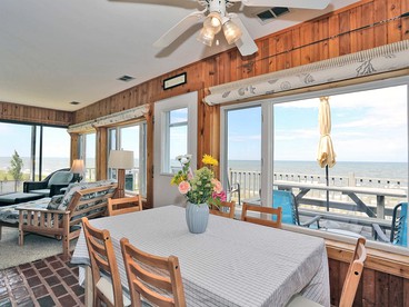 Beautiful Lakeside Cottage Rental on the Shore of Lake Michigan in Grand Haven - Grand Haven, Michigan - glamping.directory