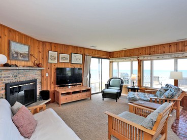 Beautiful Lakeside Cottage Rental on the Shore of Lake Michigan in Grand Haven - Grand Haven, Michigan - glamping.directory