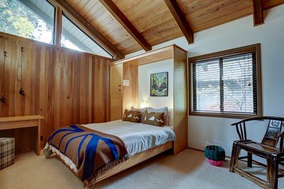 Luxurious Cabin with Equipped Deck and Hot-Tub in Oregon - Sunriver, Oregon - glamping.directory