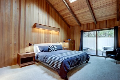 Luxurious Cabin with Equipped Deck and Hot-Tub in Oregon - Sunriver, Oregon - glamping.directory