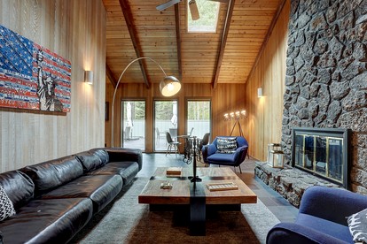 Luxurious Cabin with Equipped Deck and Hot-Tub in Oregon - Sunriver, Oregon - glamping.directory