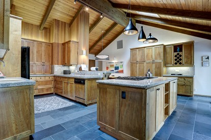 Luxurious Cabin with Equipped Deck and Hot-Tub in Oregon - Sunriver, Oregon - glamping.directory