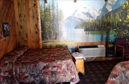 Log Cabin Rental with Americana Decor near Badlands National Park, South Dakota - Lead, South Dakota - glamping.directory