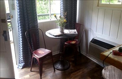 Log Cabin Rental with Americana Decor near Badlands National Park, South Dakota - Lead, South Dakota - glamping.directory