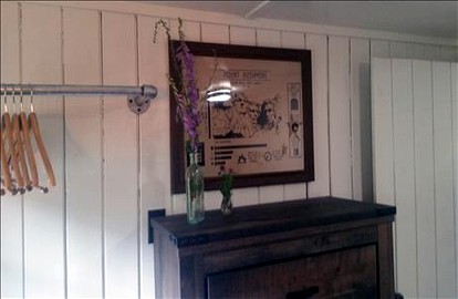 Log Cabin Rental with Americana Decor near Badlands National Park, South Dakota - Lead, South Dakota - glamping.directory