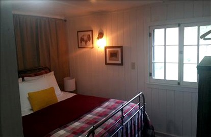 Log Cabin Rental with Americana Decor near Badlands National Park, South Dakota - Lead, South Dakota - glamping.directory