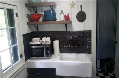 Log Cabin Rental with Americana Decor near Badlands National Park, South Dakota - Lead, South Dakota - glamping.directory