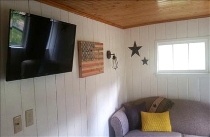 Log Cabin Rental with Americana Decor near Badlands National Park, South Dakota - Lead, South Dakota - glamping.directory