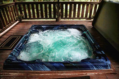 Cozy Mountain Cabin with Jacuzzi and Beautiful Outdoor Space in Enumclaw, Washington - Enumclaw, Washington - glamping.directory
