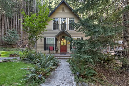Cozy Mountain Cabin with Jacuzzi and Beautiful Outdoor Space in Enumclaw, Washington - glamping.directory