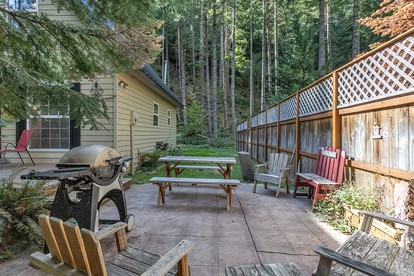 Cozy Mountain Cabin with Jacuzzi and Beautiful Outdoor Space in Enumclaw, Washington - Enumclaw, Washington - glamping.directory