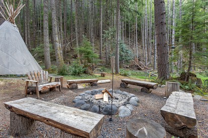 Cozy Mountain Cabin with Jacuzzi and Beautiful Outdoor Space in Enumclaw, Washington - Enumclaw, Washington - glamping.directory