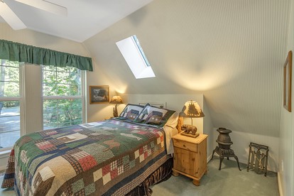Cozy Mountain Cabin with Jacuzzi and Beautiful Outdoor Space in Enumclaw, Washington - Enumclaw, Washington - glamping.directory