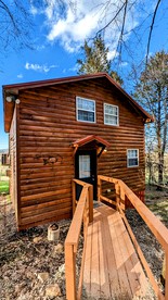 Sparta Serenity: Charming Cabin with Hot Tub and Scenic Farm Views in TN - Sparta, Tennessee - glamping.directory