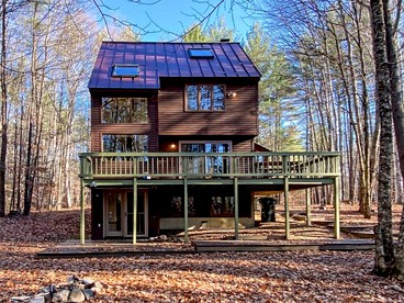 Chic Forest Cabin with Hot-Tub, Deck and Fire Pit in New Hampshire - Intervale, New Hampshire - glamping.directory