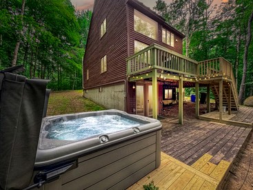 Chic Forest Cabin with Hot-Tub, Deck and Fire Pit in New Hampshire - Intervale, New Hampshire - glamping.directory
