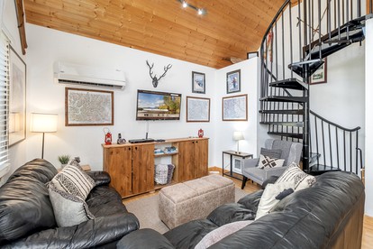 Enchanting Dog-Friendly Log Cabin with Private Hot Tub for Families near Leavenworth, Washington - Leavenworth, Washington - glamping.directory