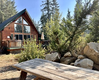 Enchanting Dog-Friendly Log Cabin with Private Hot Tub for Families near Leavenworth, Washington - glamping.directory