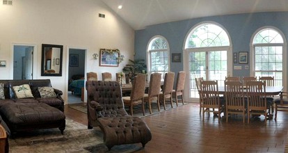 Luxury Vacation Rental with Kayaks and Canoes near Kalamazoo in Michigan - Kalamazoo, Michigan - glamping.directory