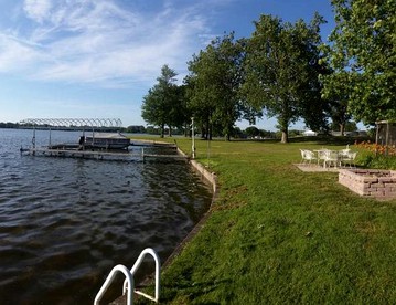 Luxury Vacation Rental with Kayaks and Canoes near Kalamazoo in Michigan - Kalamazoo, Michigan - glamping.directory