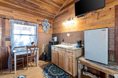 Unique Cabin Perfect for Stargazing in Texas Wine Country in Downtown Fredericksburg - Fredericksburg, Texas - glamping.directory