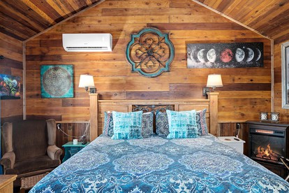 Unique Cabin Perfect for Stargazing in Texas Wine Country in Downtown Fredericksburg - Fredericksburg, Texas - glamping.directory