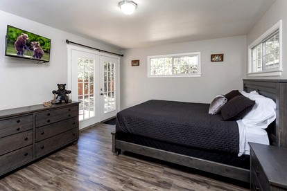 Charming Cottage with Foosball and Hot-tub in Big Bear Lake, California - Big Bear Lake, California - glamping.directory