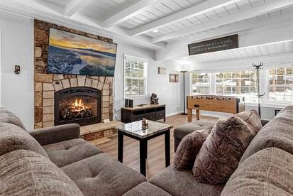 Charming Cottage with Foosball and Hot-tub in Big Bear Lake, California - Big Bear Lake, California - glamping.directory