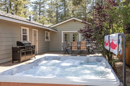 Charming Cottage with Foosball and Hot-tub in Big Bear Lake, California - Big Bear Lake, California - glamping.directory