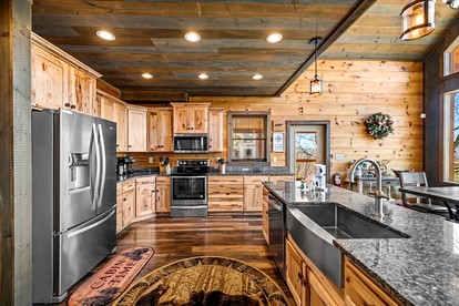 Luminous Cabin with Gorgeous Interior and Hot-Tub in Tennessee - Sevierville, Tennessee - glamping.directory