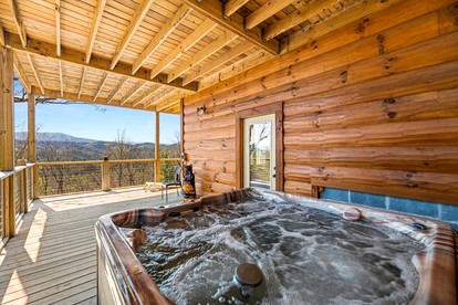 Luminous Cabin with Gorgeous Interior and Hot-Tub in Tennessee - Sevierville, Tennessee - glamping.directory