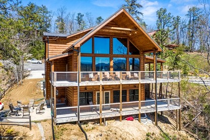 Luminous Cabin with Gorgeous Interior and Hot-Tub in Tennessee - glamping.directory