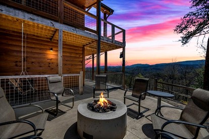 Luminous Cabin with Gorgeous Interior and Hot-Tub in Tennessee - Sevierville, Tennessee - glamping.directory