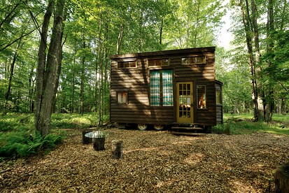 Cute Wooden Tiny House on a Beautiful Farm near Bethel Woods for a Romantic Getaway in Woodridge, New York - Woodridge, New York - glamping.directory
