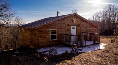 Farmhouse Cabin Getaway near Ozark Forest in Arkansas - Marshall, Arkansas - glamping.directory