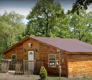 Farmhouse Cabin Getaway near Ozark Forest in Arkansas - glamping.directory
